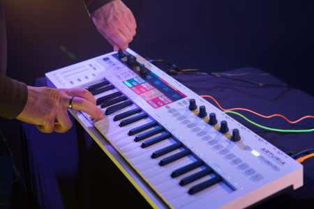 MIDI клавиатура ARTURIA KeyStep Pro WH